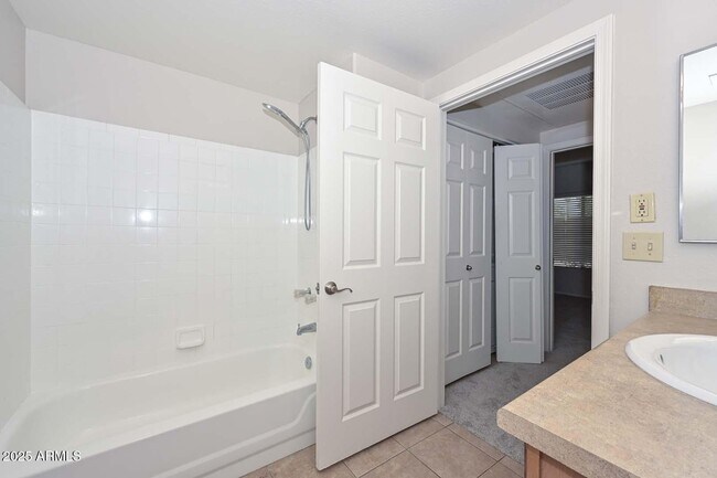 Building Photo - 750 E Northern Ave