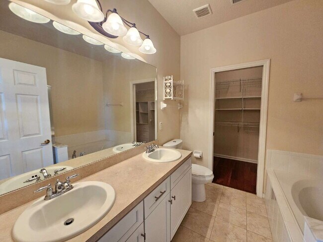 Building Photo - Large Melbourne Townhome