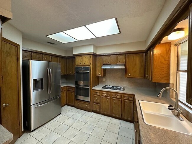 Building Photo - 239 Kings Way