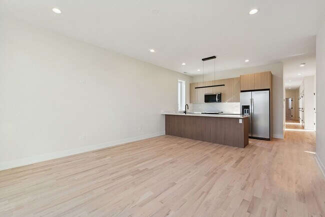 Building Photo - 4536 S Prairie Ave