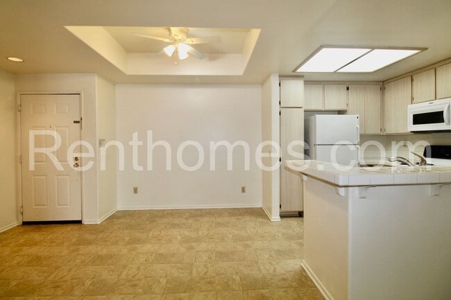 Building Photo - 510 Camino De La Reina