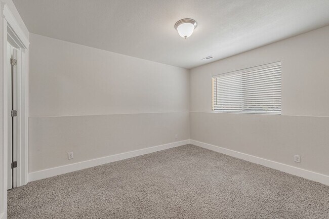 Building Photo - 5 bed 3 bath split level near State Line