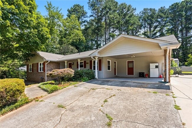 Primary Photo - 824 Hickory Ridge Rd SW
