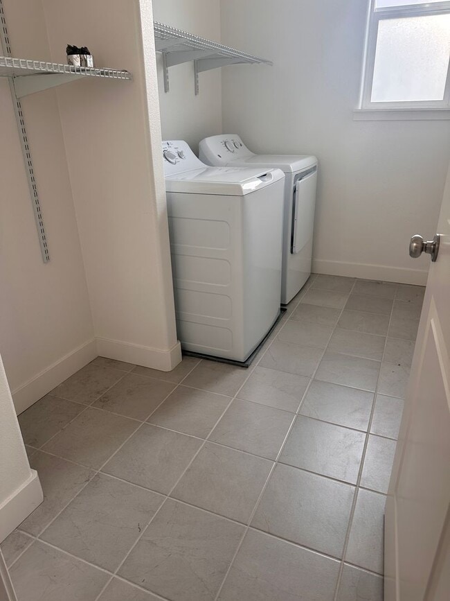 Building Photo - Modern Living in the Heart of Rocklin!