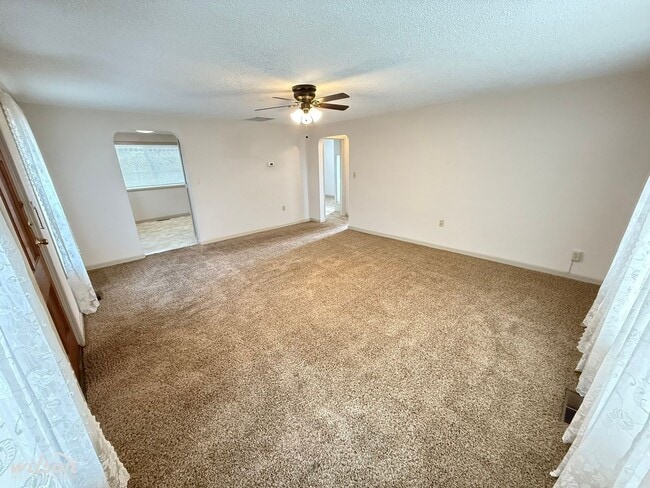 Building Photo - 2 Bed / 1 Bath Single-Level Home with Fenced Yard