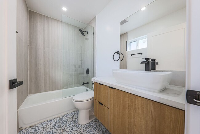 Building Photo - 1237 N Orange Dr