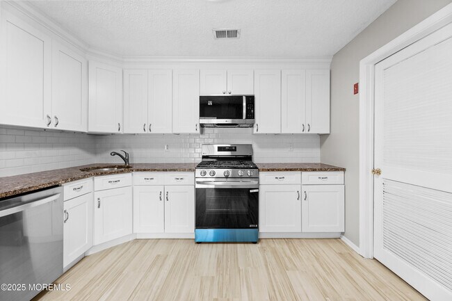 Building Photo - 316 Tulip Ln