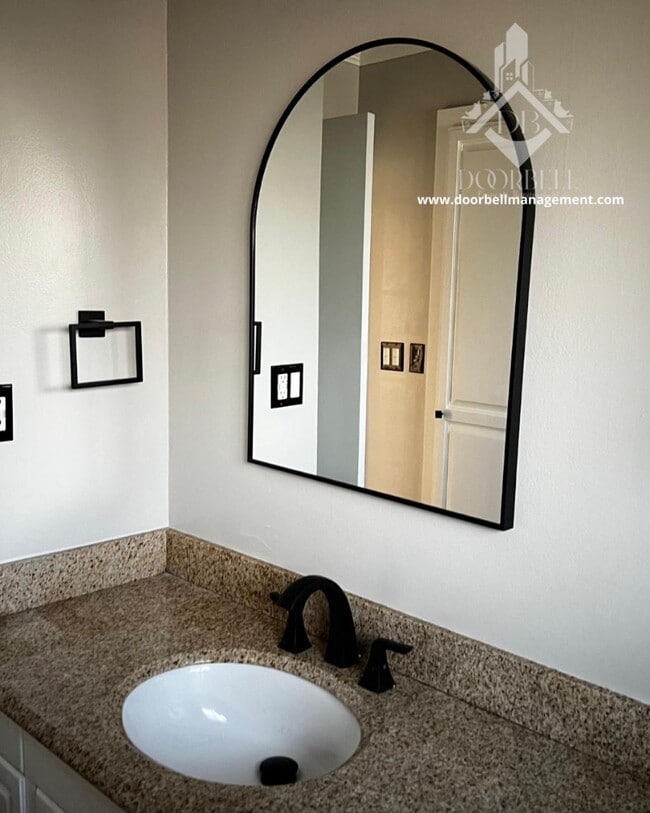 Building Photo - 956 W Harvard Pl