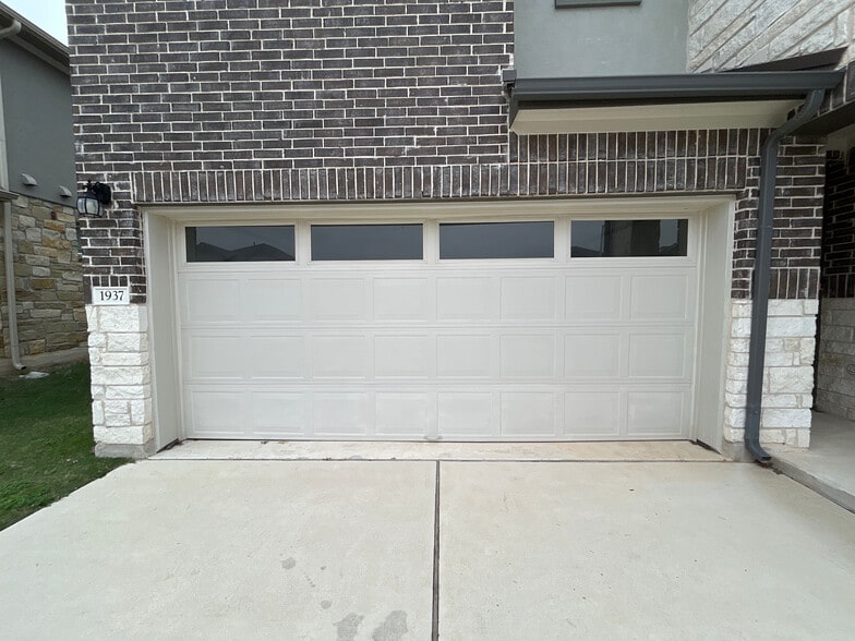 Building Photo - Room in House on Ruger Pass