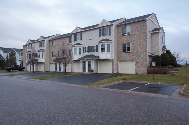 Building Photo - Hugo 2 Bed/2 Bath Water's Edge Townhome - ...