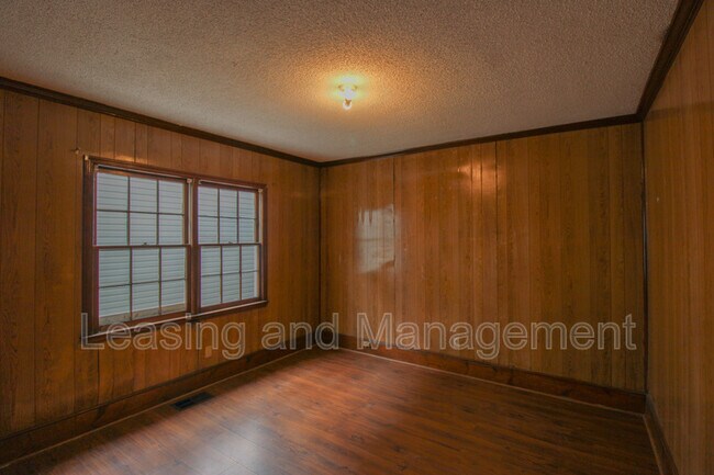 Building Photo - 211 W Poplar St