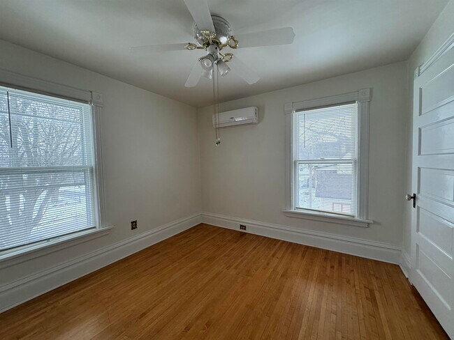 Building Photo - 916 9th St