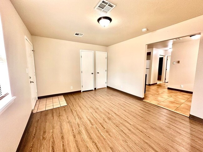 Building Photo - Cute 2-Bed Home with Hardwood Floors and G...