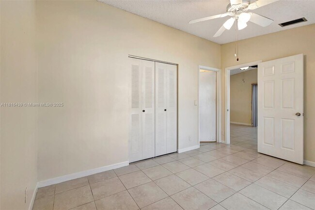 Building Photo - 5057 Forsythia St