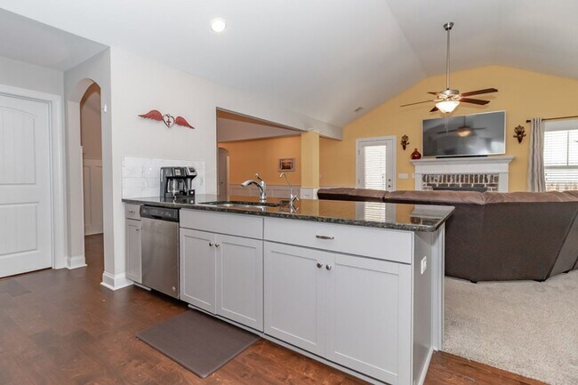 Building Photo - 4 Bedroom 2 Bath Canterbury Farms