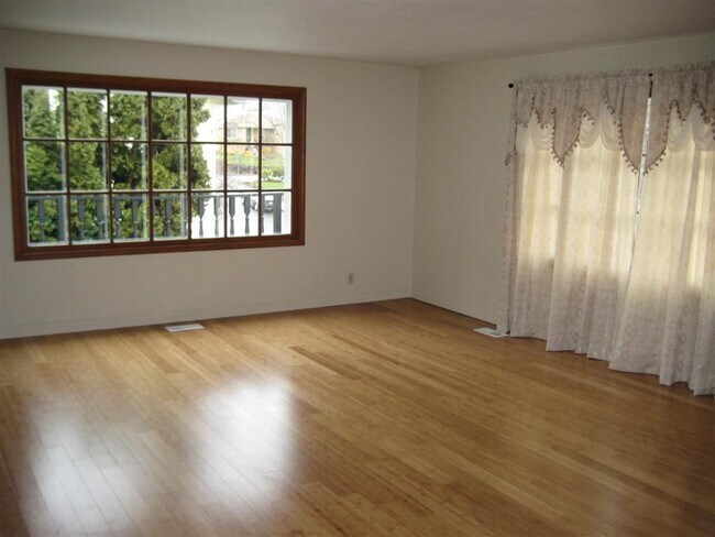 Building Photo - 5 bedrooms