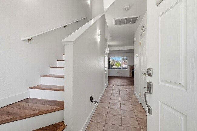 Building Photo - Great Townhome with Attached Garage!