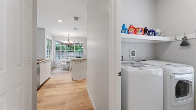 Building Photo - 34 Candle Pine Pl