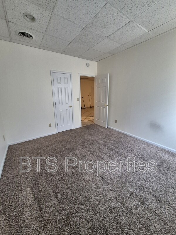 Building Photo - 5917 W Plank Rd