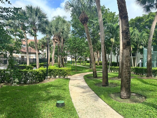 Building Photo - 650 S Park Rd