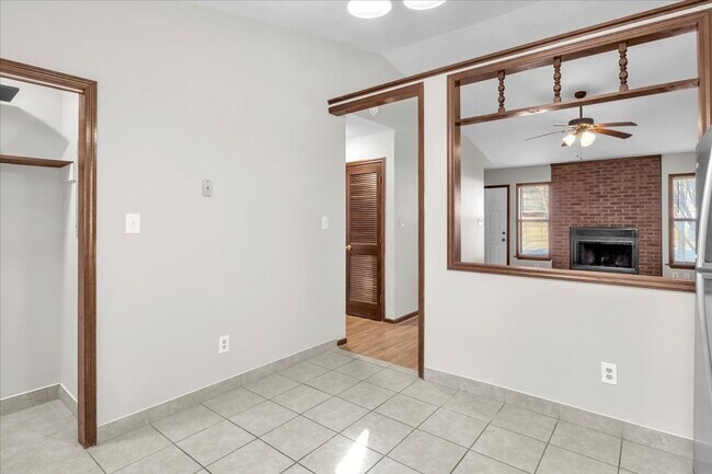 Building Photo - 2 Bed 2.5 Bath Duplex