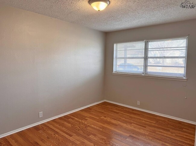 Building Photo - 1813 Westcliff Dr