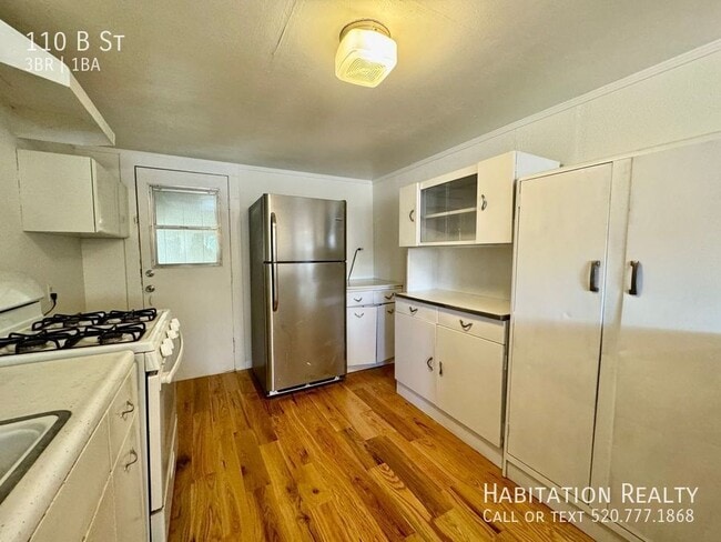 Building Photo - 110 B St