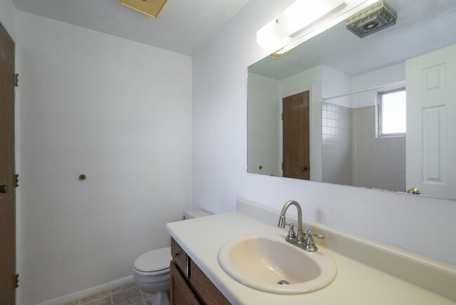 Building Photo - Great 3 bedroom and 2.5 bath home - 6 or 1...