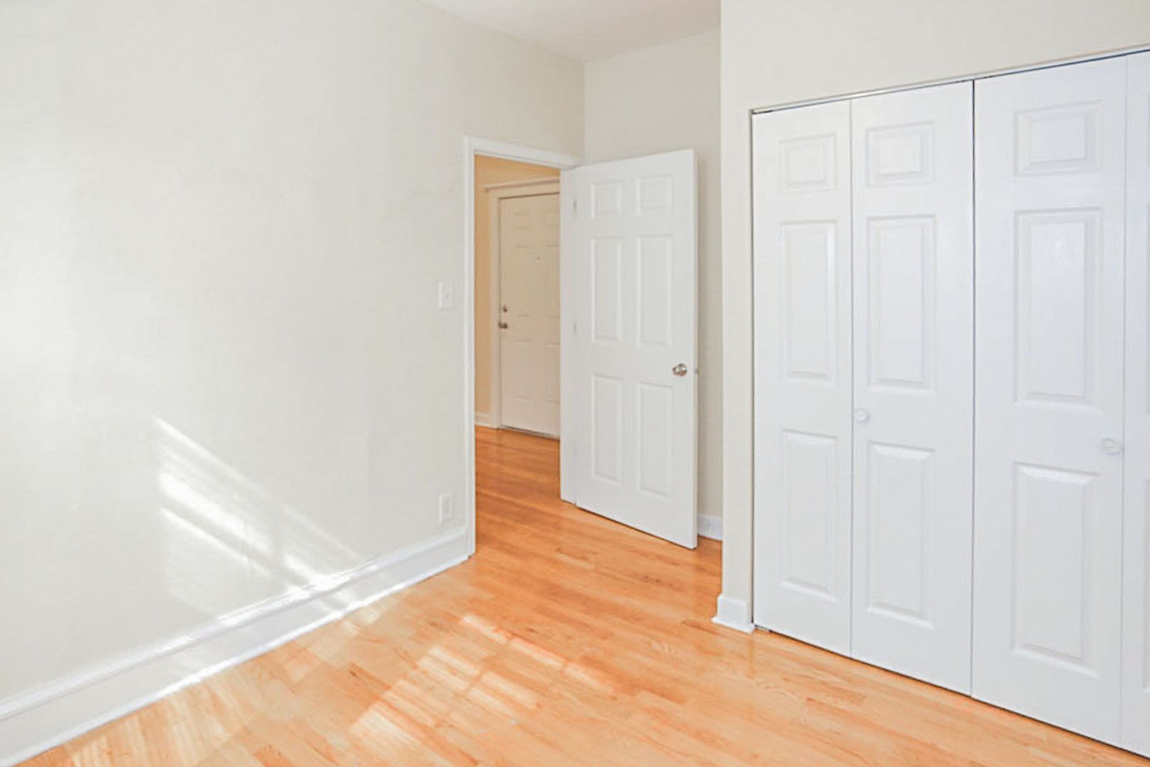 Building Photo - 1615 W Berteau Ave