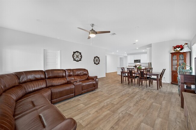 Building Photo - 7411 Canyon Chase Dr