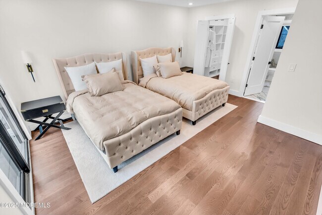 Building Photo - 320 Silver Lagoon Dr