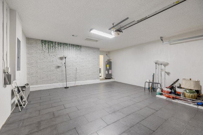 Building Photo - 3800 Woodfield Dr