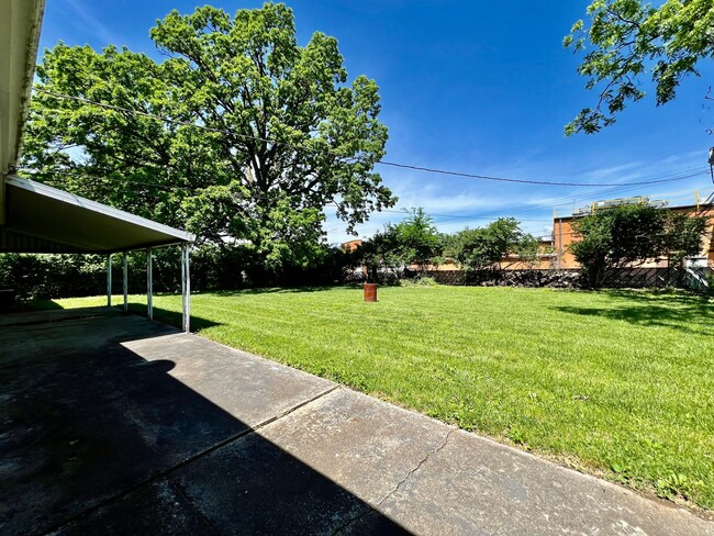 Building Photo - 2501 Elmo Pl