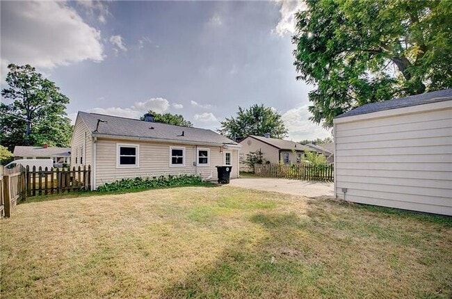 Building Photo - 2 Bedroom in Lawrence