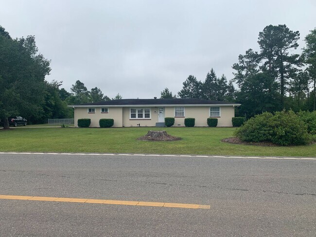 Building Photo - AVAILABLE NOW! 3 Bedrooms/1 1/2 Bath with Double living room space.