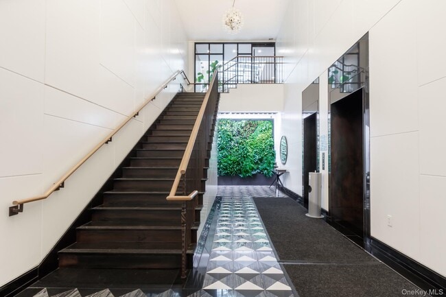 Building Photo - 200 E 21st St