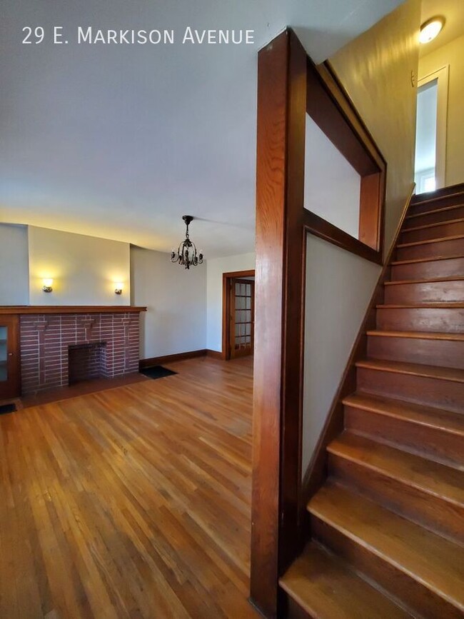 Building Photo - Spacious Townhome with Original Features A...