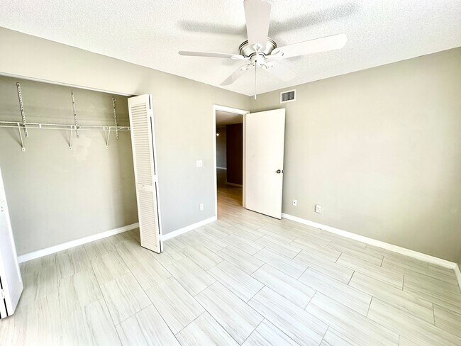 Building Photo - ** EMERALD LAKES ** 2 BED / 2 BATH CONDO -...