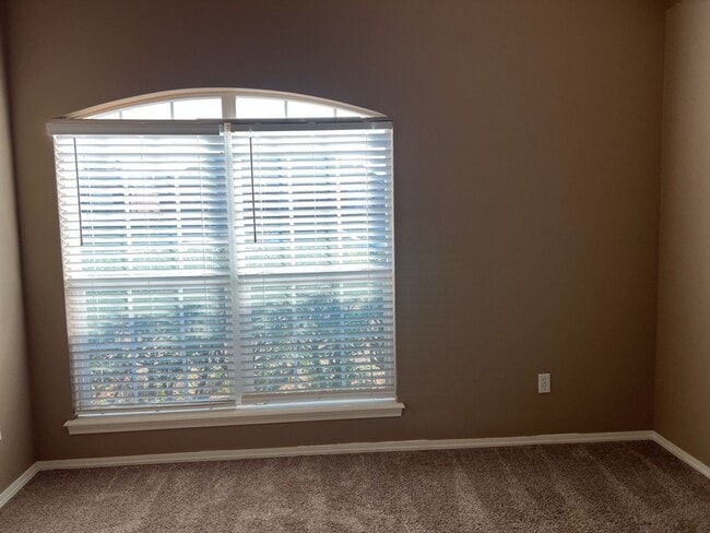 Building Photo - Welcome to this stunning 3-bedroom, 2-bathroom home located in the desirable Broken Arrow, OK.