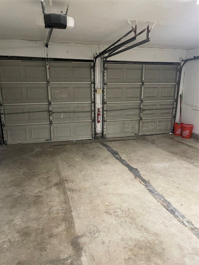 Building Photo - 614 Meadowglen Dr