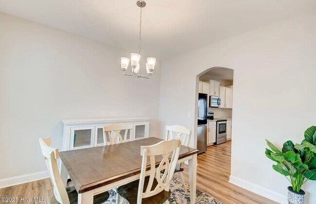 Building Photo - Single Family Home in Desirable Neighborhood