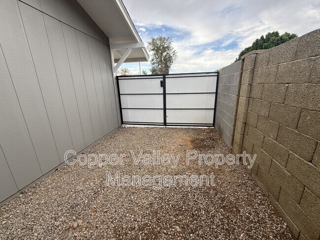 Building Photo - 4415 W Gelding Dr