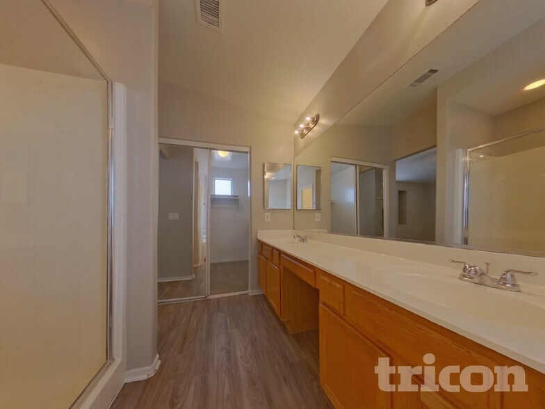 Building Photo - 10791 W Rio Vista Ln