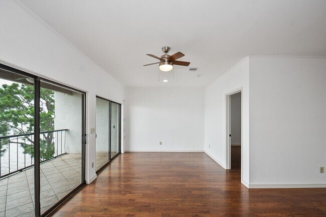 Building Photo - 401 Lakeside Ln