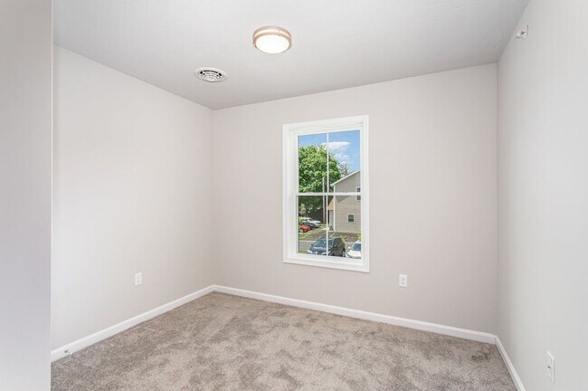 Building Photo - 652 N College St