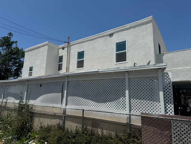 Building Photo - 516 W 109th St