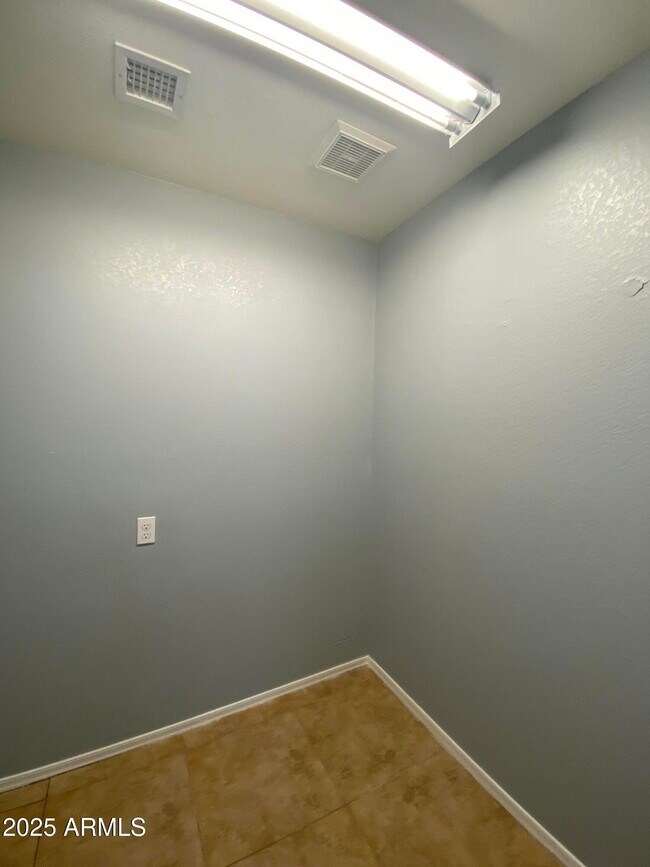 Building Photo - 18231 N Coyote Lakes Pkwy