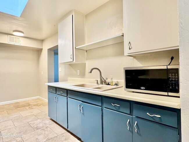 Building Photo - 731 W 12th Pl