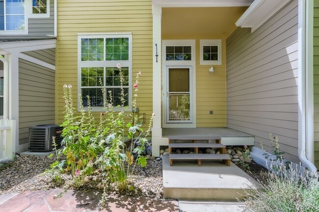 Building Photo - Sunny townhome in West Longmont!