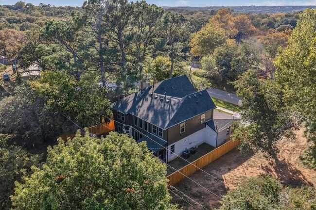 Building Photo - 1828 Highland Dr E